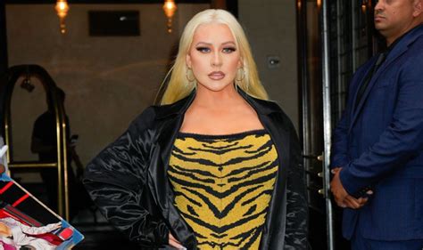 Christina Aguilera barely recognisable in cheeky topless。